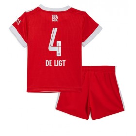 Baby Fußballbekleidung Bayern Munich Matthijs de Ligt #4 Heimtrikot 2022-23 Kurzarm (+ kurze hosen)